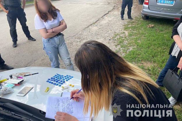 Правоохоронці  на гарячому викрили двох подруг, які робили закладки з наркотиками в Броварському районі