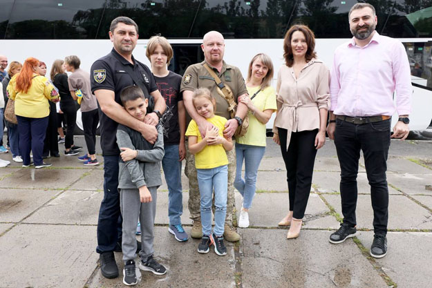 Півсотні членів родин учасників російсько-української війни відправилися з Києва на оздоровлення до Грузії