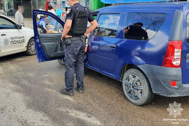 В Киеве нетверезий водій під час затримання почав виправдовувати дії армії РФ та потрапив до рук СБУ