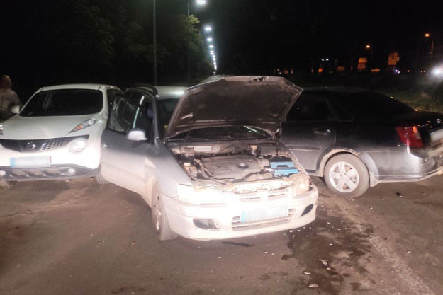В Киеве слишком пьяный водитель разбил два припаркованных автомобиля