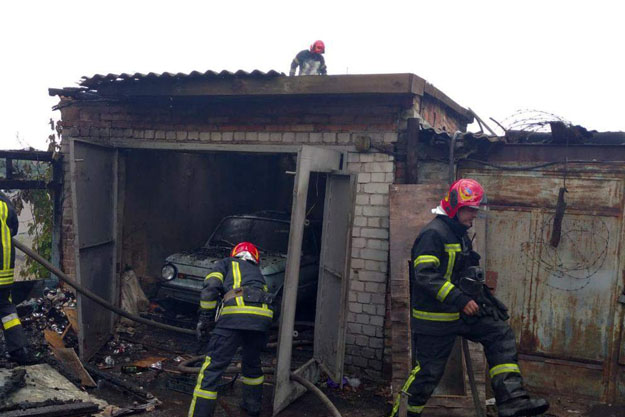 В Киеве сгорел гараж, в котором стоял отечественный автомобиль ЗАЗ (фото)