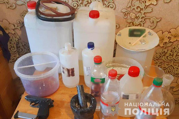 В киевской квартире действовала лаборатория по изготовлению наркотиков. Ежемесячная прибыль преступников составляла миллион гривен