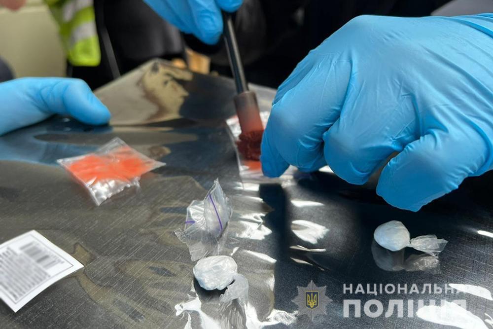 В Києві у наркоділерки із Запоріжжя вилучили колумбійський кокаїн не суму 700 тисяч гривень