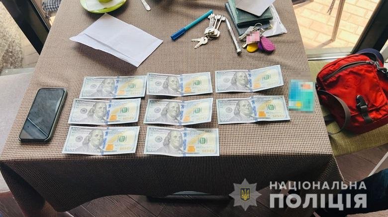 В Києві затримали громадянина, який підробляв документи для перетинання кордону особами призовного віку. Незаконна послуга коштувала 1,6 тисячі євро