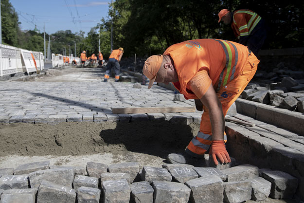 В Києві відновлюють бруківку на Подільському узвозі (фото)