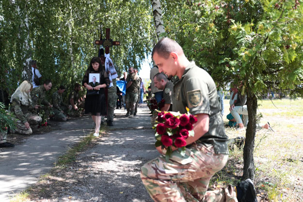 Полиция Киевской области торжественно провела в последний путь погибшего героя полицейского Виталия Бабича