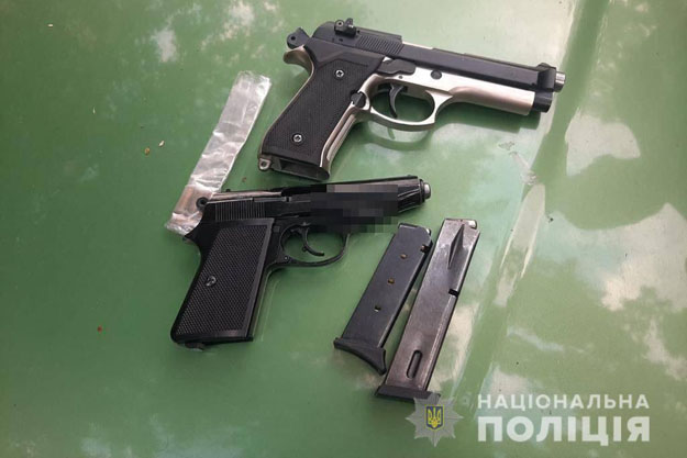 В Киеве преступная группировка занималась продажей оружия и наркотиков (видео)