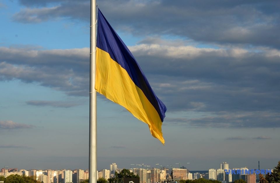 В Киеве у здания мэрии впервые поднят желто-голубой флаг. День в истории