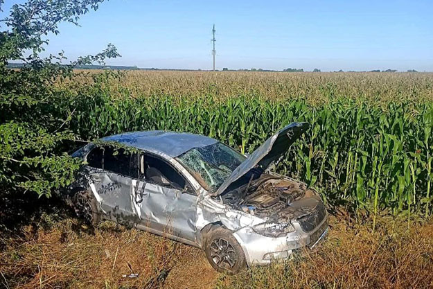 На дорозі Київ-Одеса легкова автівка Skoda вилетіла з траси. Постраждала жінка-пасажир