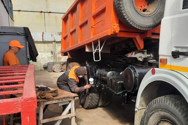Київські комунальники розпочали підготовку до зими. Дорожники відремонтували 313 одиниць техніки для прибирання снігу та нанесення протиожеледних реагентів