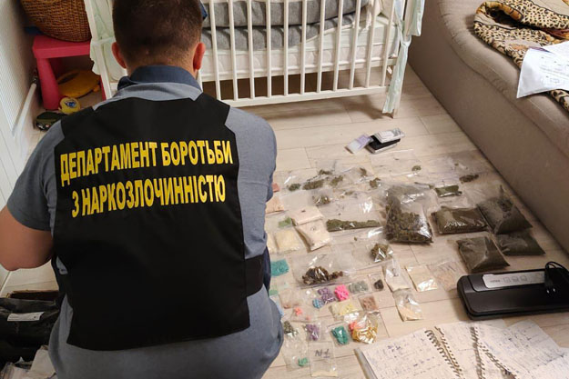 В Києві на Печерську поліціянти затримали подружжя наркоділерів. Вилучено велику кількість наркотичних і психотропних речовин (відео)