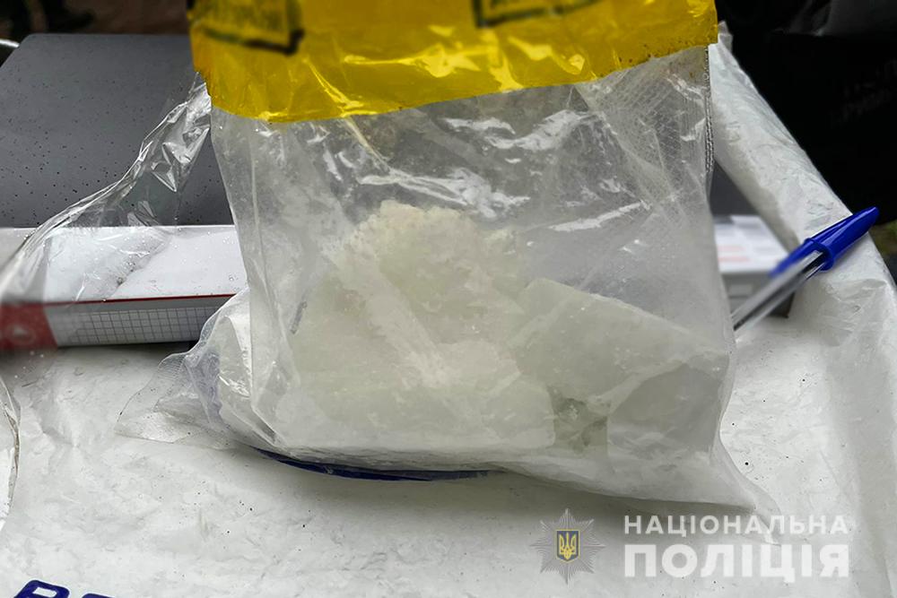 В Києві правоохоронці вилучили у наркоторговців велику партію метадону. Вартість забороненого товару складає 1,5 мільйона гивень