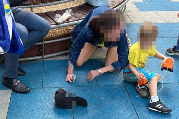 В Киеве задержали нетрезвую лежавшую в парке женщину, оставив пятилетнего сына без присмотра