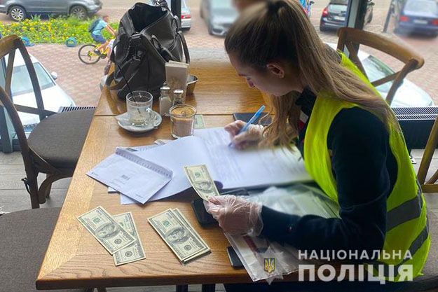 В Києві жінка організувала схему перетину кордону військовозабов’язаними. Незаконна послуга коштувала 12 тисяч доларів США (відео)