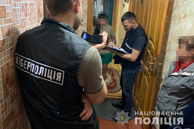 В Киеве двое мошенников продали квартиру умершего человека и присвоили более полумиллиона гривен (видео)