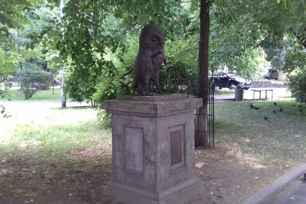 В Киеве установлен памятник столичному интеллигенту. День в истории