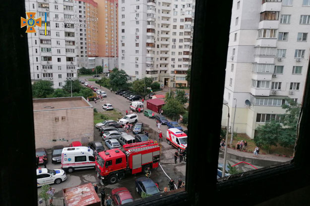 В Киеве горела квартира в многоэтажке и гаражный кооператив