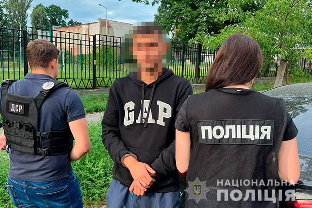У Києві приїжджий займався торгівлею наркотиками. Підозрюваного було затримано з партією каннабісу