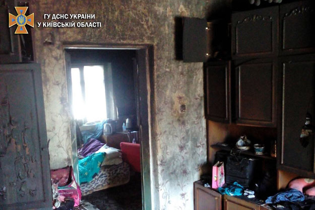 В Обухівському районі місцевий мешканець врятував з палаючого будинку двох дітей та їхню матір