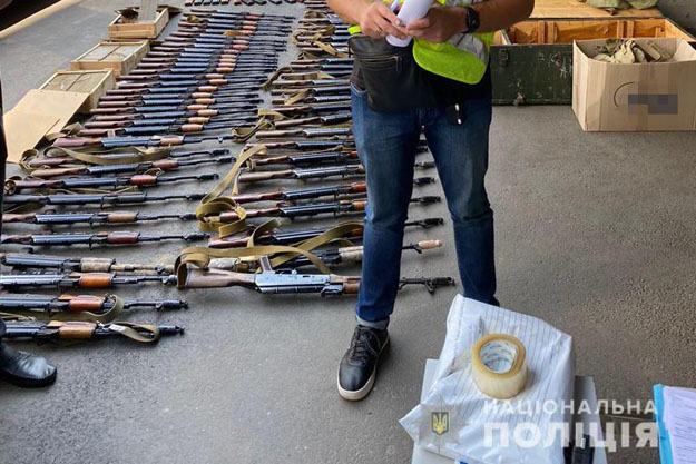 В Києві виявили незаконний схрон зброї. Вилучено більше шести десятків автоматів Калашнікова (фото)