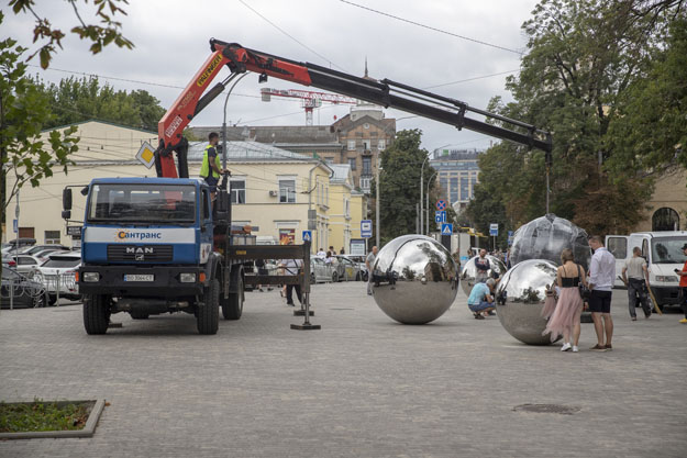 В Киеве открыли арт-объект на Арсенальной. Столица подписала соглашения о побратимстве еще с тремя европейскими городами (фото)