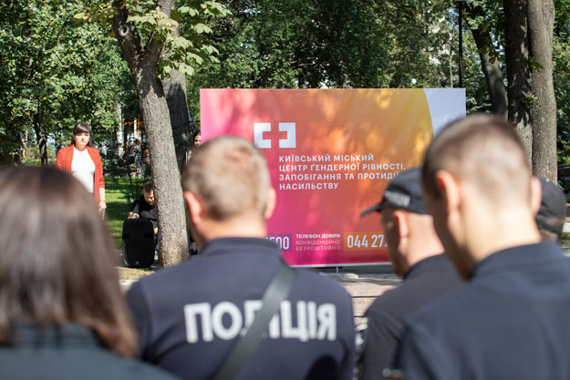 У Києві запустили п’ять мобільних бригад, які допомагатимуть постраждалим від домашнього насильства (фото)