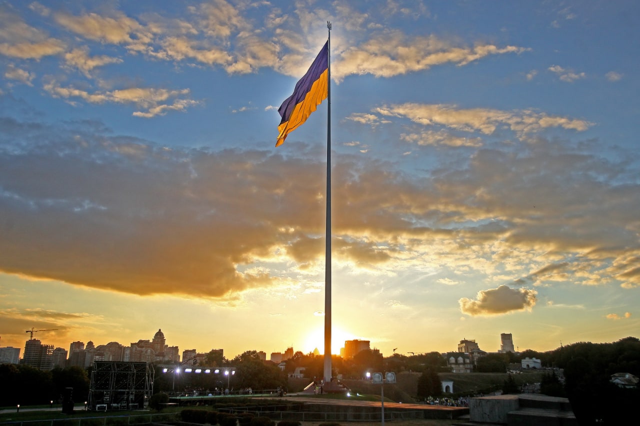 В Киеве главный флаг Украины поменяют ко Дню государственного флага
