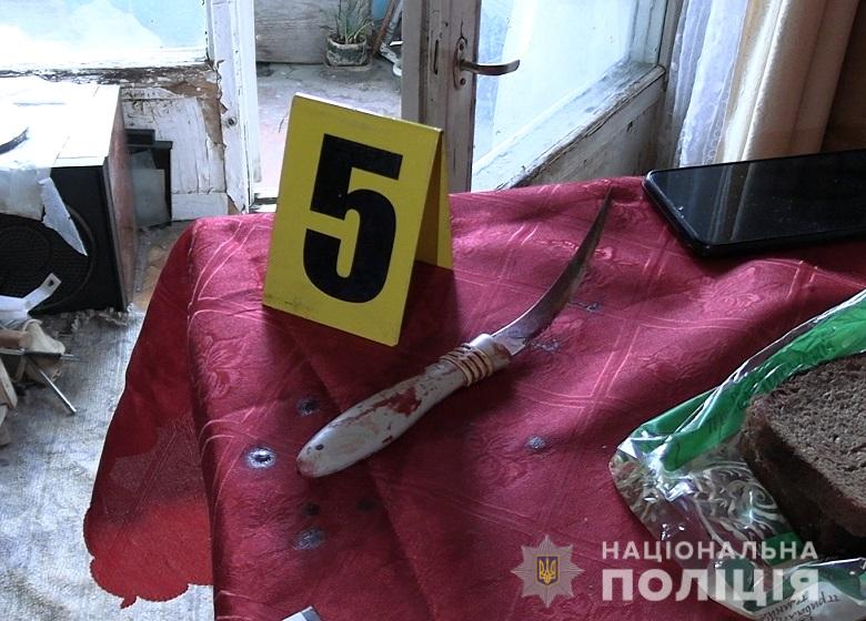 В Киеве местный житель нанес собутыльнику многочисленные удары ножом (видео)