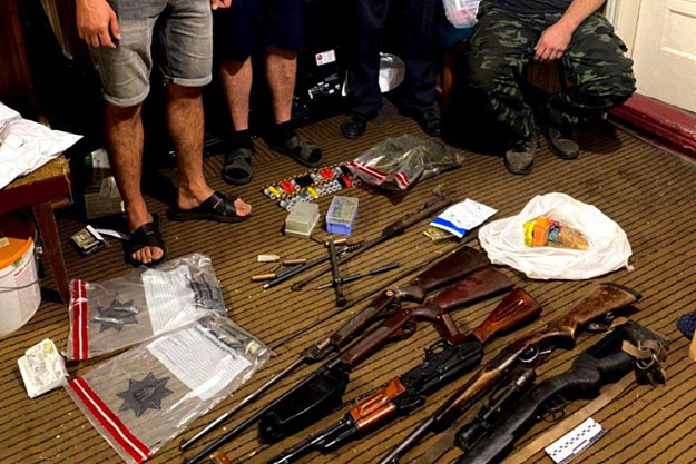 В Белоцерковском районе местный житель незаконно хранил четыре ружья, автомат Калашникова с двумя магазинами и револьвер
