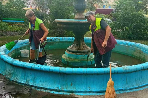 У Дарницькому районі Києва почистили фонтан