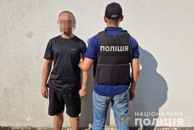 Киевские полицейские разоблачили мужчину, который подделал паспорт гражданина Украины и мошенническим путем завладел деньгами в сумме 220 тысяч гривен