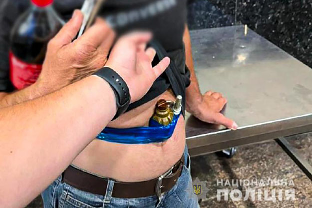 В Києві на Центральному залізничному вокзалі затримано приїжджого з Вінницької області, який скотчем прикріпив до себе гранату