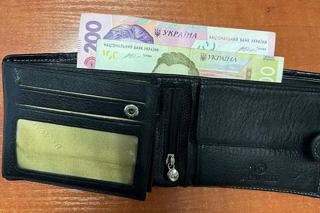 В Киеве в салоне маршрутки злоумышленник вытащил из кармана пассажира кошелек, в котором было более 300 гривен наличных и документов