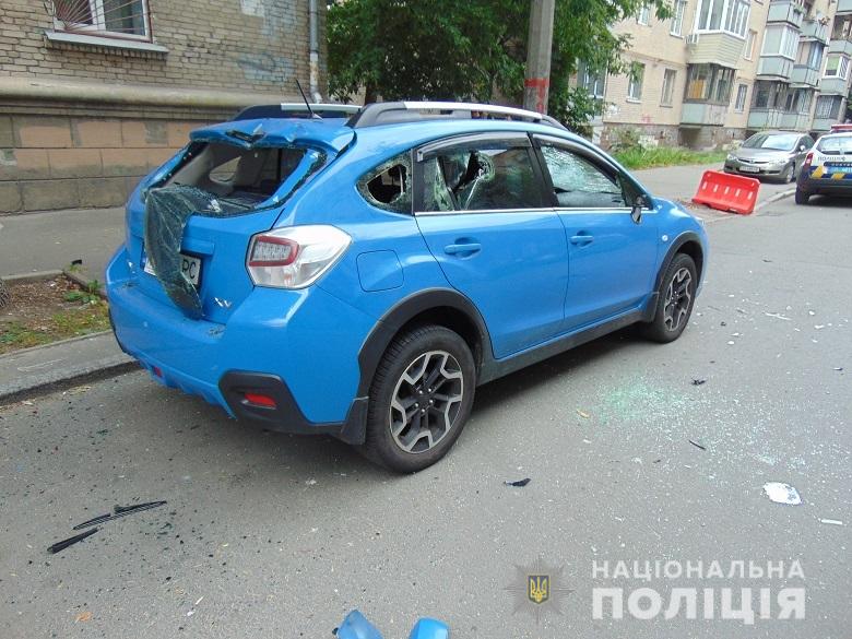 В Києві на Подолі хуліган розтрощив автомобіль. Зловмиснику загрожує до семи років позбавлення волі