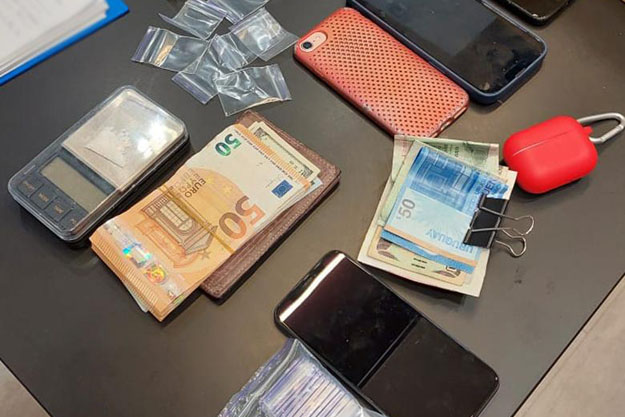 В Киеве наркодиер пытался продать два грамма кокаина за 900 долларов США и был задержан с поличным