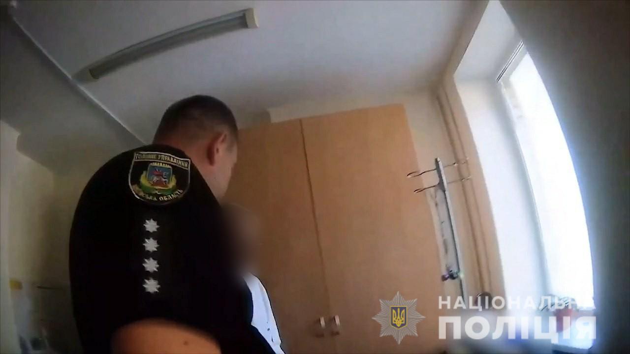 В Київській області правоохоронці врятували водія, який ледь не загинув за кермом від інсульту