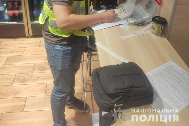 В Киеве работник высшего учебного заведения организовал схему пересечения границы мужчинами призывного возраста. Незаконная услуга стоила 1,5 тысяч долларов США