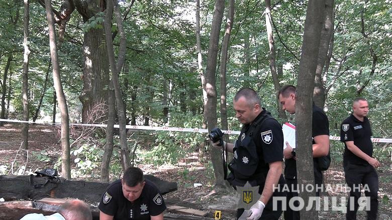 У Голосіївському районі в лісосмузі знайшли жіночий труп. Жертву задушив сусід під час вживання алкогольних напоїв
