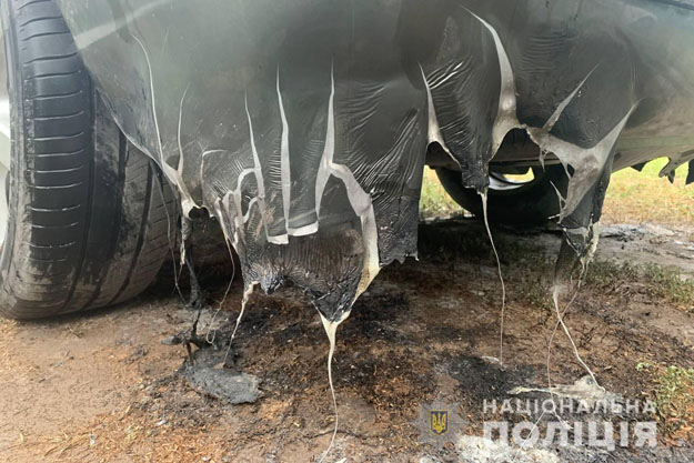 В Фастиве на одной из улиц загорелся автомобиль Peugeot. Правоохранители разоблачили поджигателя, которому грозит лишение свободы до 10 лет (видео)