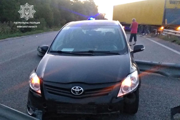 На трассе Киев-Чоп столкнулись грузовик и легковой автомобиль