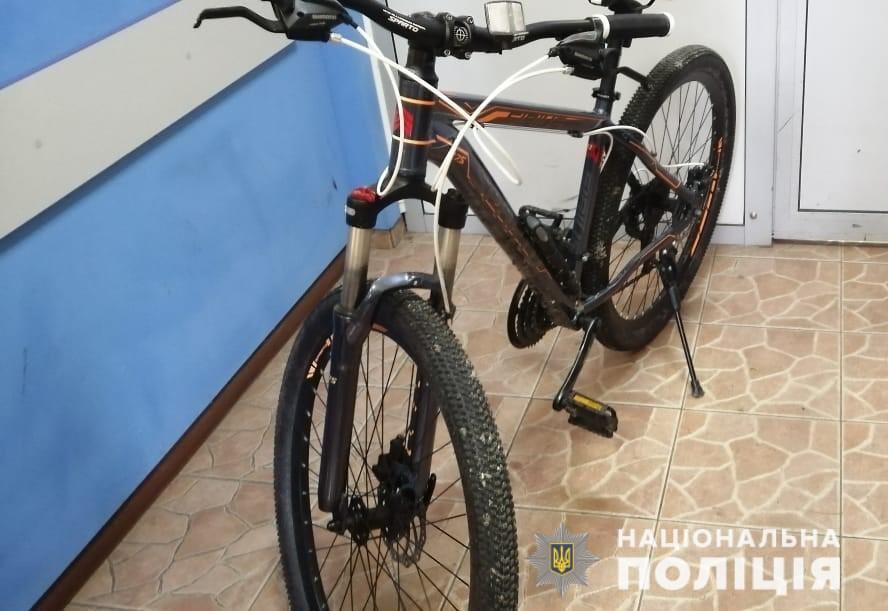 В Голосеевском районе Киева местный житель избил мужчину и отобрал у него велосипед. Злоумышленнику грозит до 15 лет лишения свободы