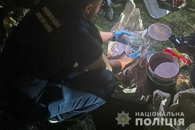 В Оболонському районі Києва правоохоронці затримали наркоділка, який купував наркотики через Інтернет та збував їх у столиці
