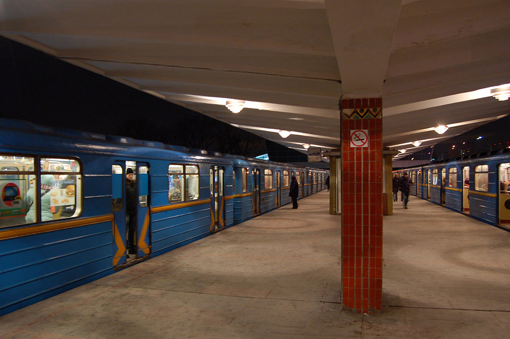 В Києві на станції метро "Дарниця" пасажир потрапив під потяг і загинув