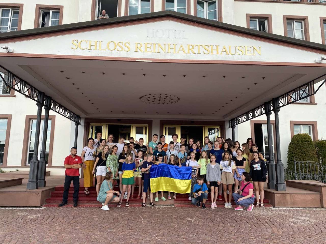 Более 80 детей из Киева отправились на отдых в Швецию и Францию