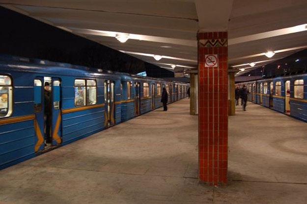 В Києві правоохоронці продовжують з’ясовувати обставини смерті чоловіка на станції метрополітену 