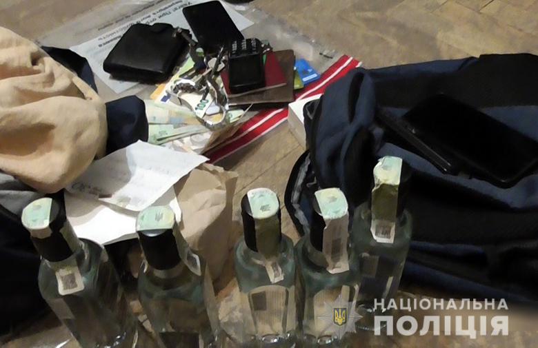 В Киеве приезжий из Черниговской области угощал случайных знакомых алкоголем, а потом отбирал у собутыльников телефоны и документы