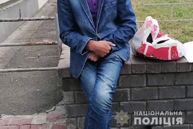 У центрі Києва чоловік намагався пограбувати 12-річну дівчинку, яка збирала гроші на ЗСУ. Перехожі допомогли затримати зловмисника
