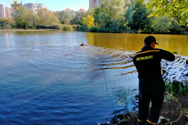 У Дарницькому районі Києва з озера дістали тіло загиблої жінки
