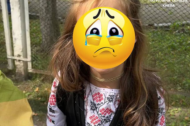 В Києві мати загубила на вулиці дитину. Дівчинка захопилась грою у смартфоні та не помітила, як повернула на іншу вулицю