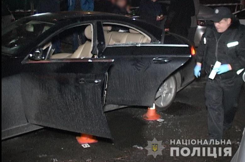 У Голосіївському районі Києва розстріляли автомобіль Mercedes, в якому перебували дорослий та двоє дітей. Через п’ять років поліцейські виявили підозрюваного